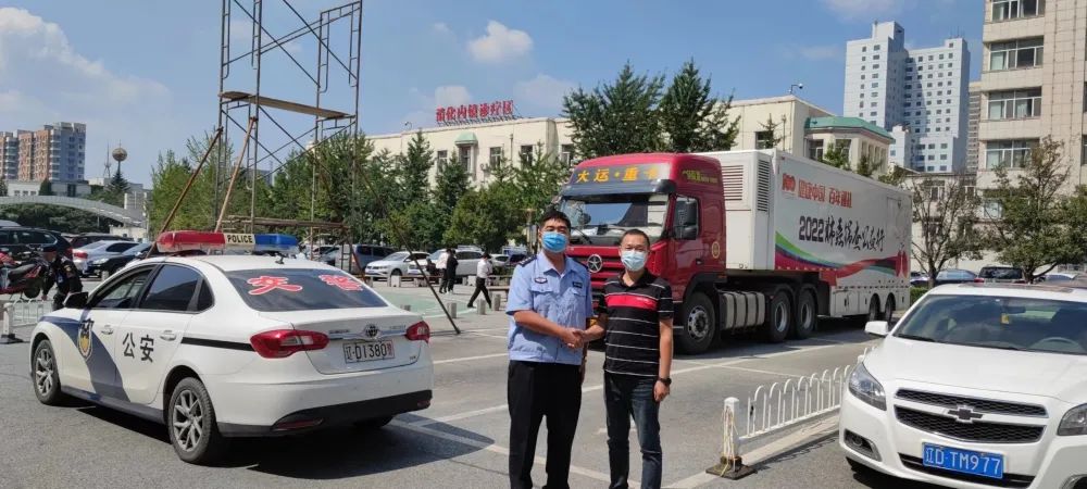 抚顺交警开辟绿色通道,护送医疗物资