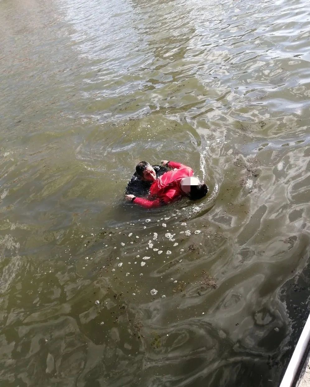 “有人掉水里了！”抚顺75岁老人张恩泽毫不犹豫跳下去救人！